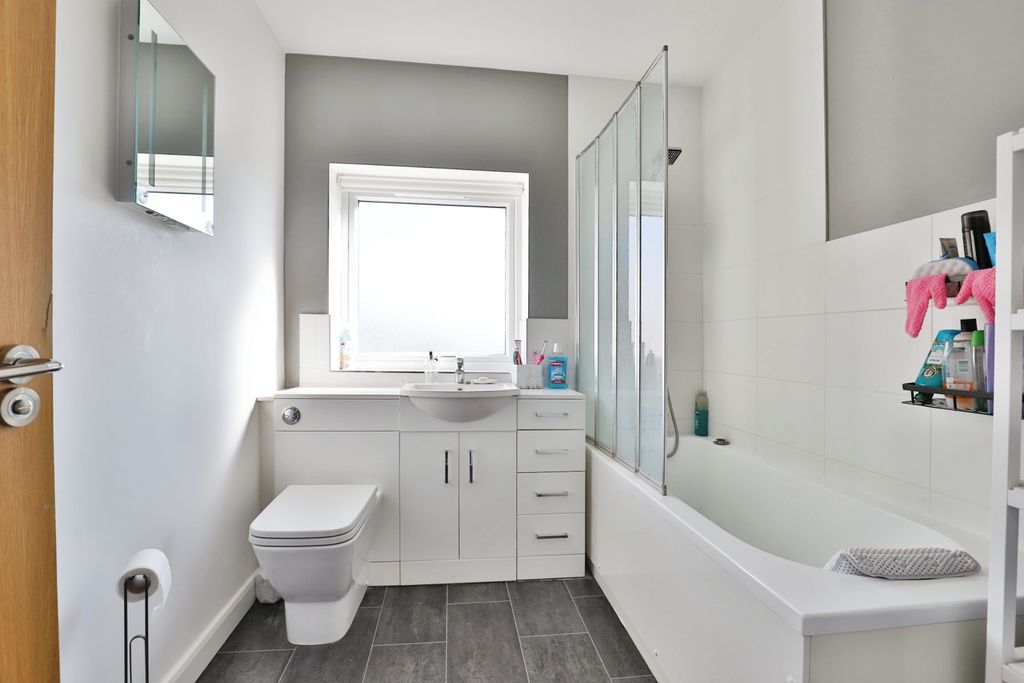 Property photo 2 of 17 Bathroom