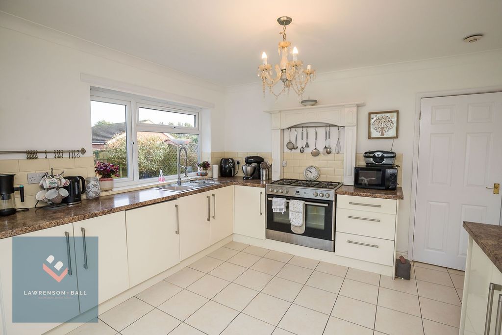 Property photo 3 of 18 Kitchen