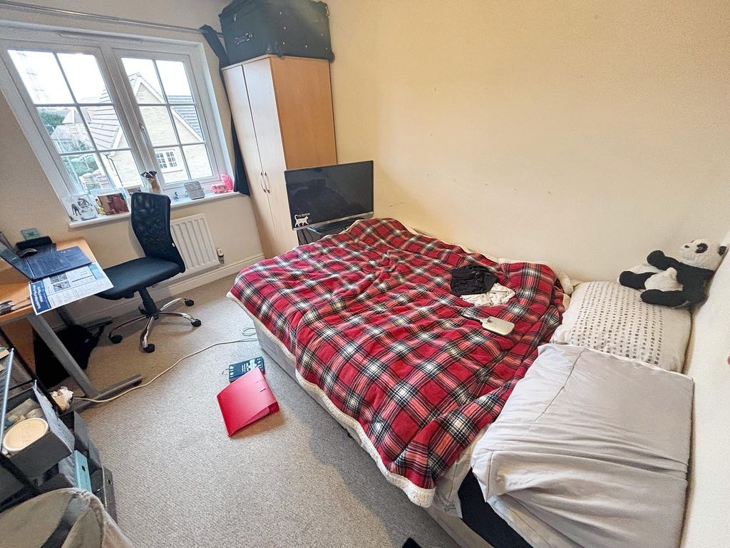 Property photo 1 of 5 A Well-Maintained Double Bedroom Featuring A Comfo...