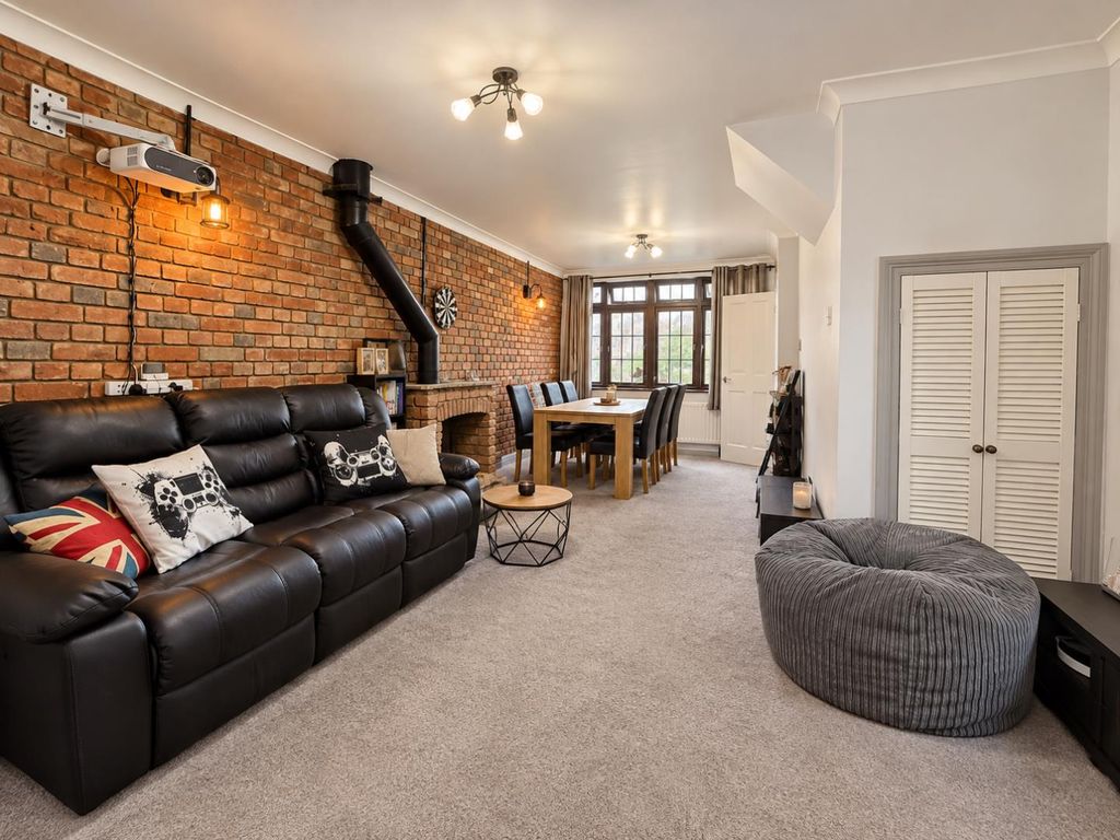 Property photo 2 of 15 liv1.Png