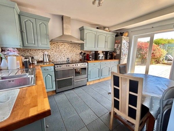 Property photo 2 of 17 Kitchen/Breakfast Room