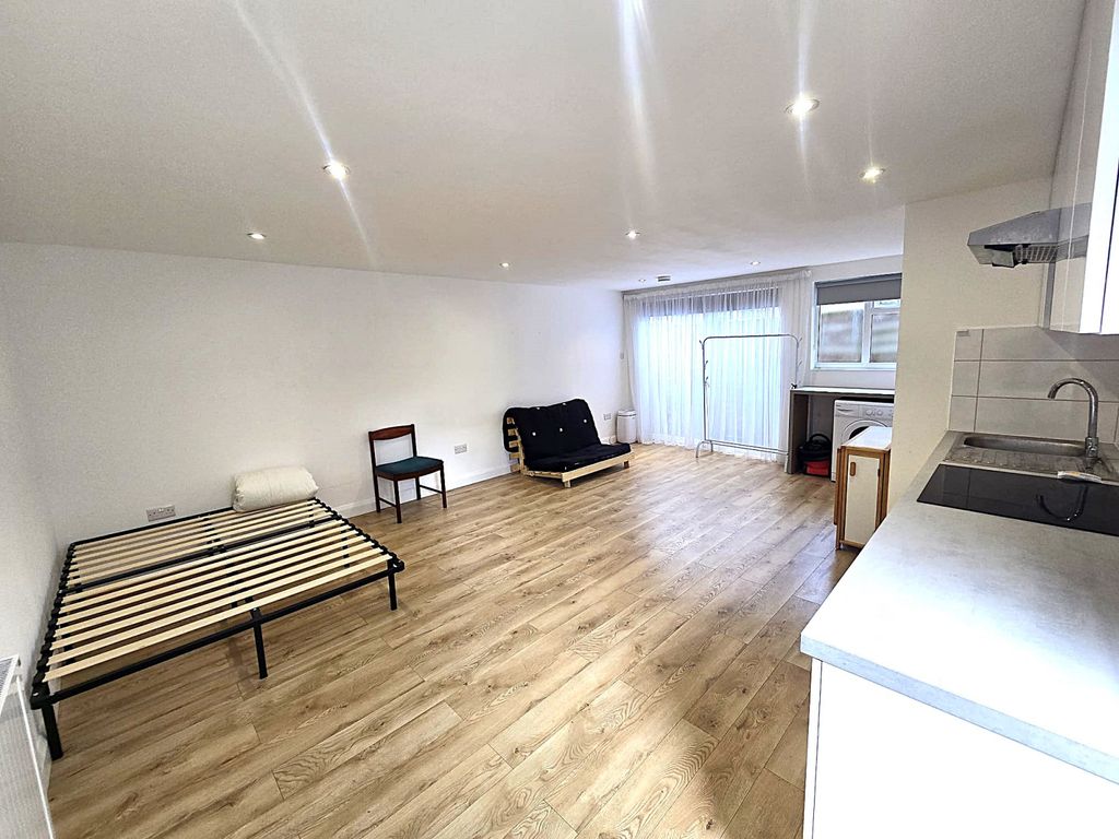 Property photo 1 of 9 A Fully Self Contained Spacious Studio