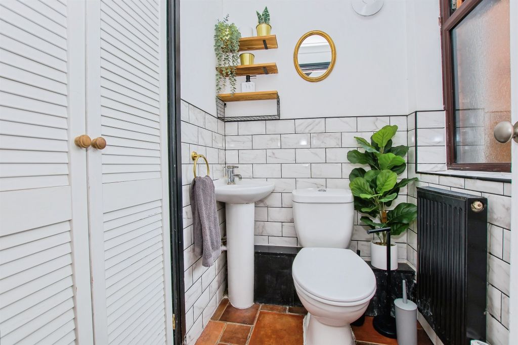 Property photo 2 of 23 Cloakroom