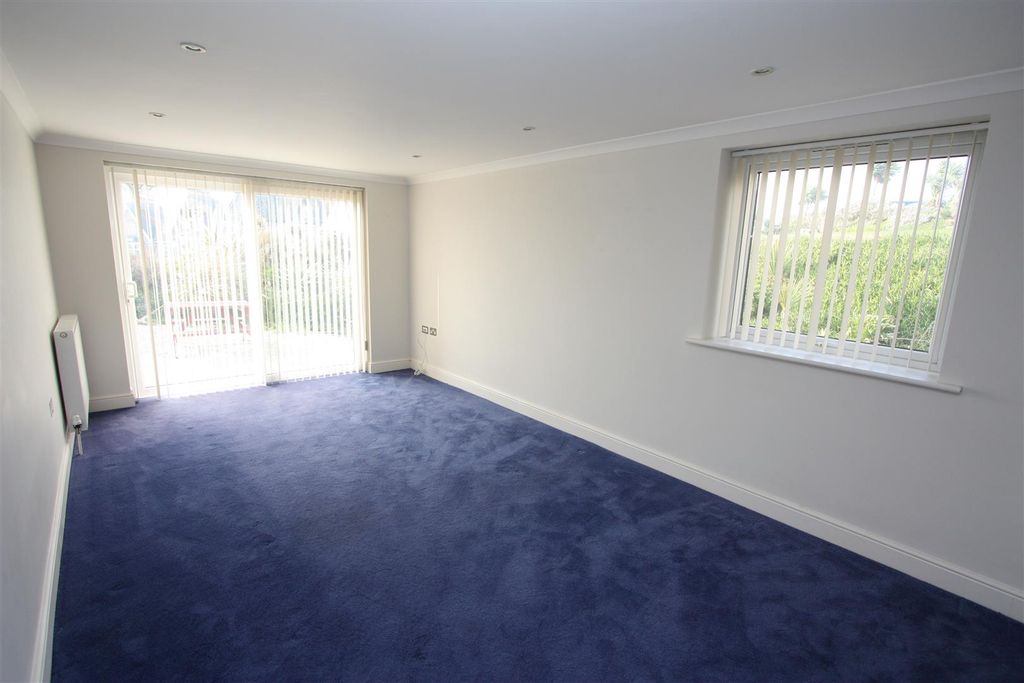 Property photo 2 of 5 3 Longshore Apartments Lounge