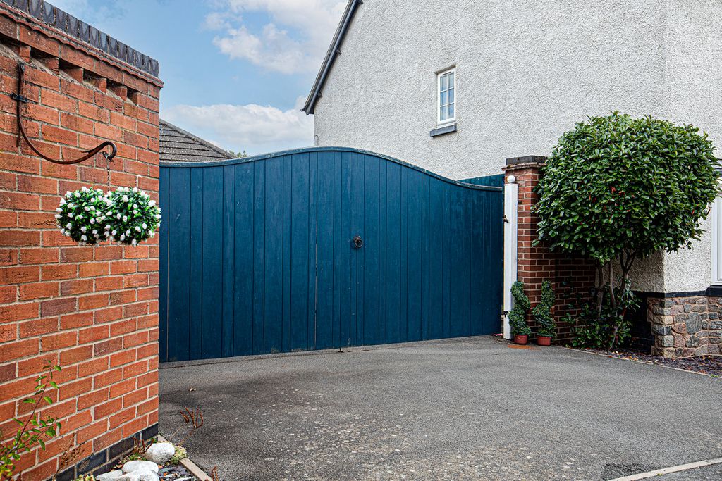 Property photo 3 of 42