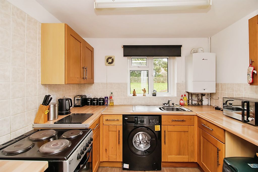 Property photo 3 of 9 Kitchen