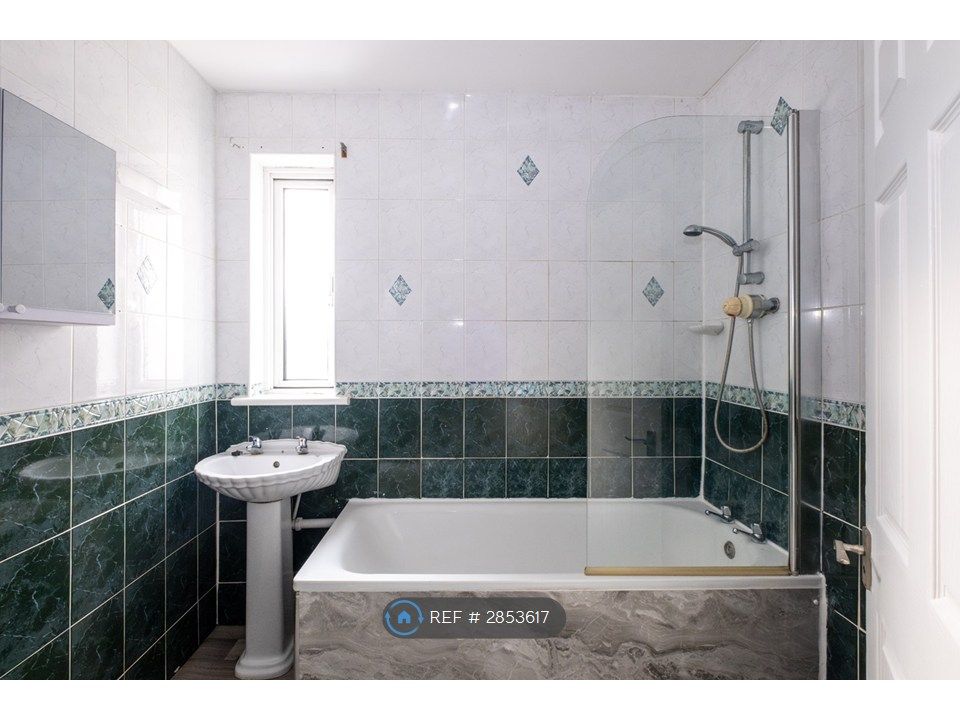 Property photo 3 of 9 Bathroom