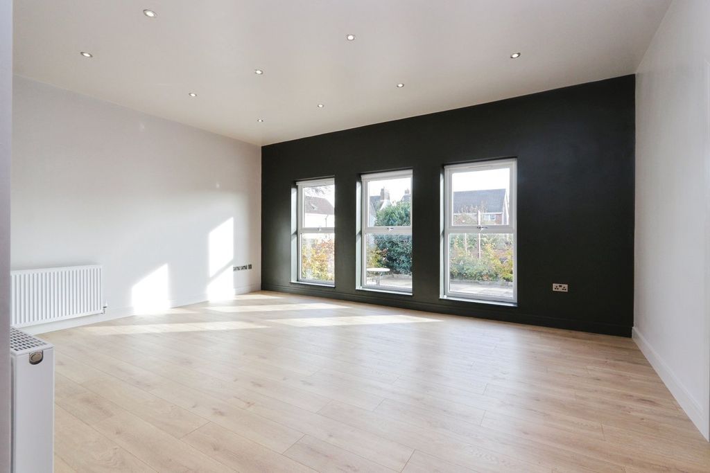 Property photo 3 of 33