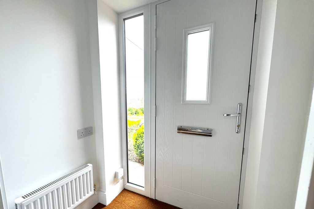 Property photo 3 of 32 Portch.Jpg