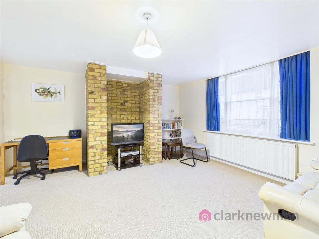 Property photo 3 of 11 Lounge