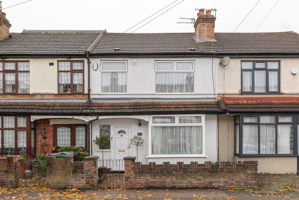 Property photo 1 of 29 York Road, E4