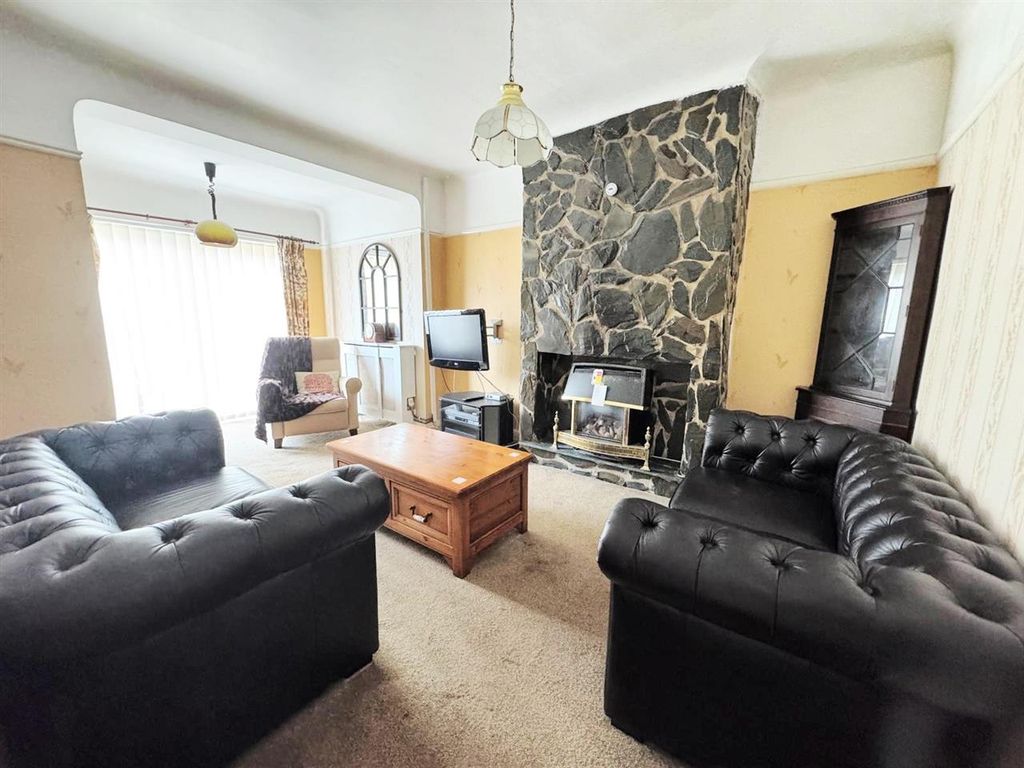 Property photo 3 of 12 Lounge