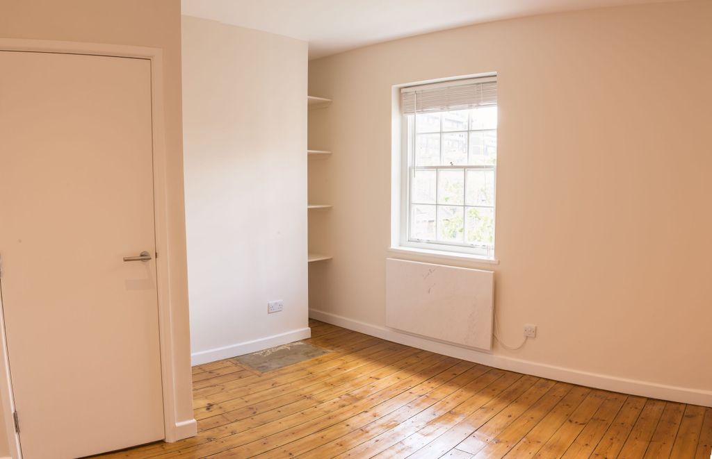 Property photo 3 of 16 Bedroom