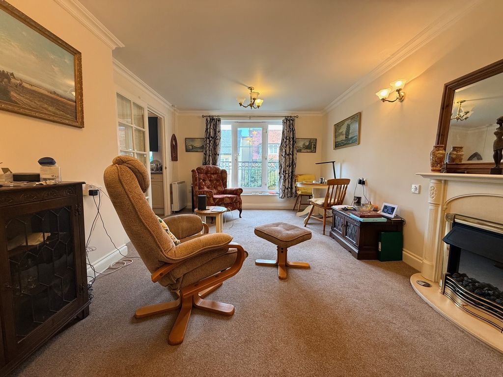 Property photo 3 of 8 Lounge