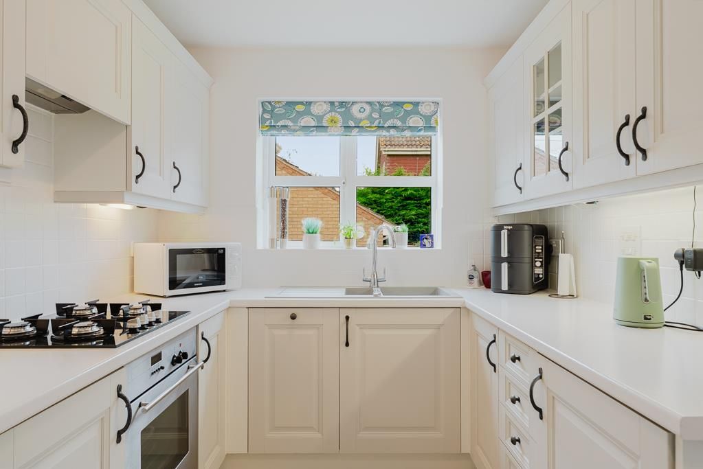 Property photo 2 of 32 18 Walnut Tree Court, Higham Ferrers (16 Of 32).Jp