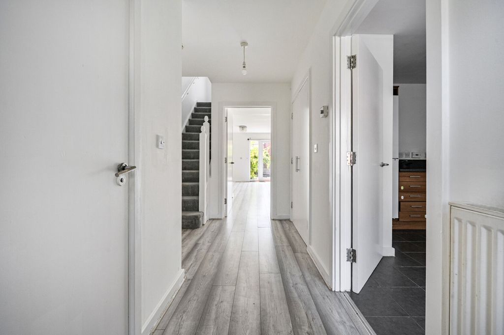 Property photo 3 of 21 Entrance Hallway