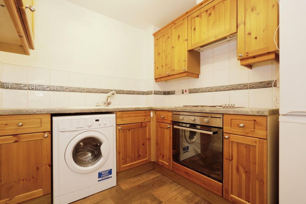 Property photo 3 of 10 Kitchen