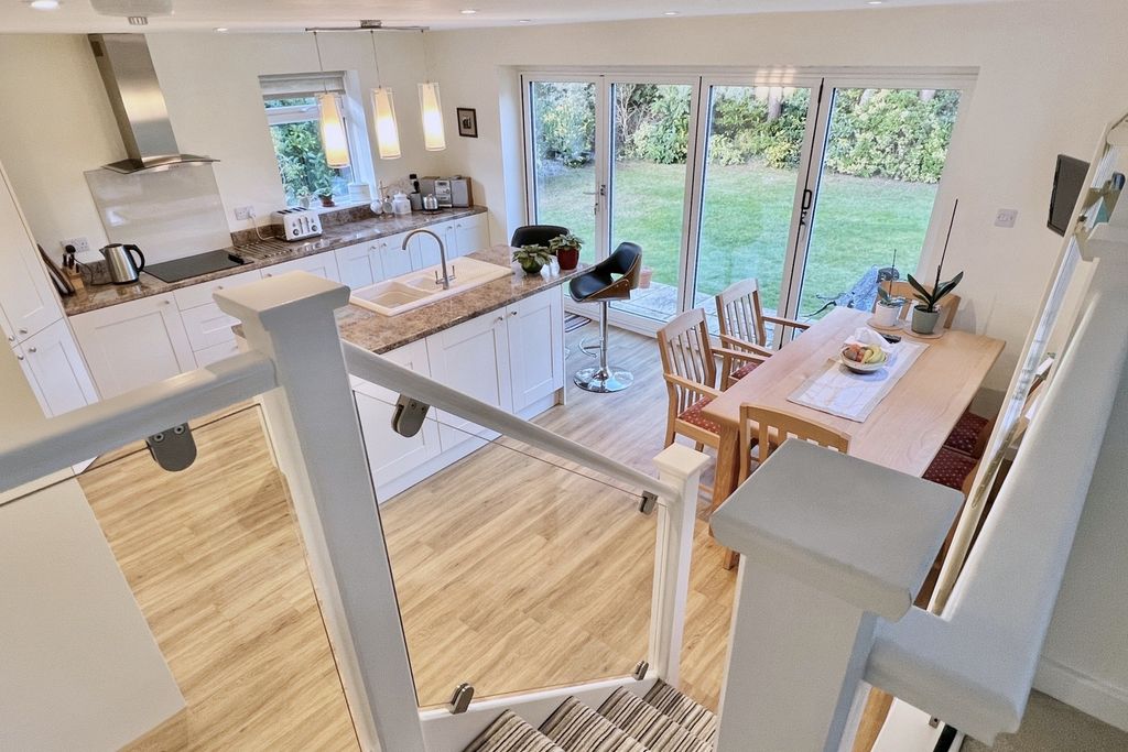 Property photo 3 of 33 Gallery