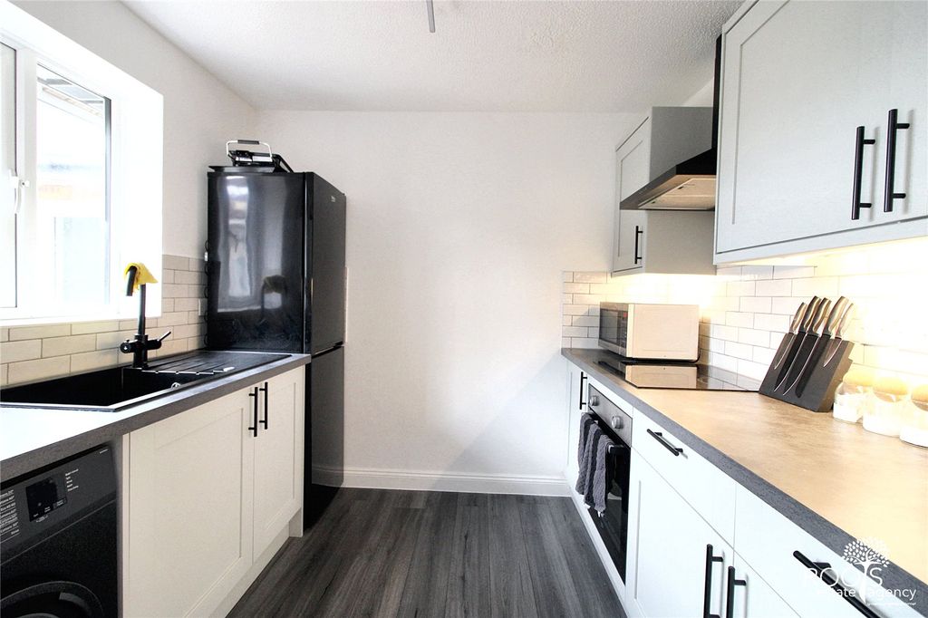 Property photo 2 of 12 Picture No. 11