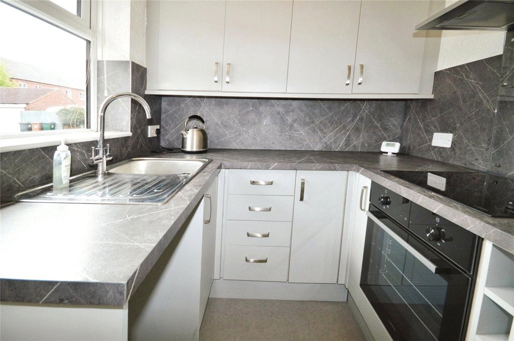 Property photo 2 of 12 Kitchen