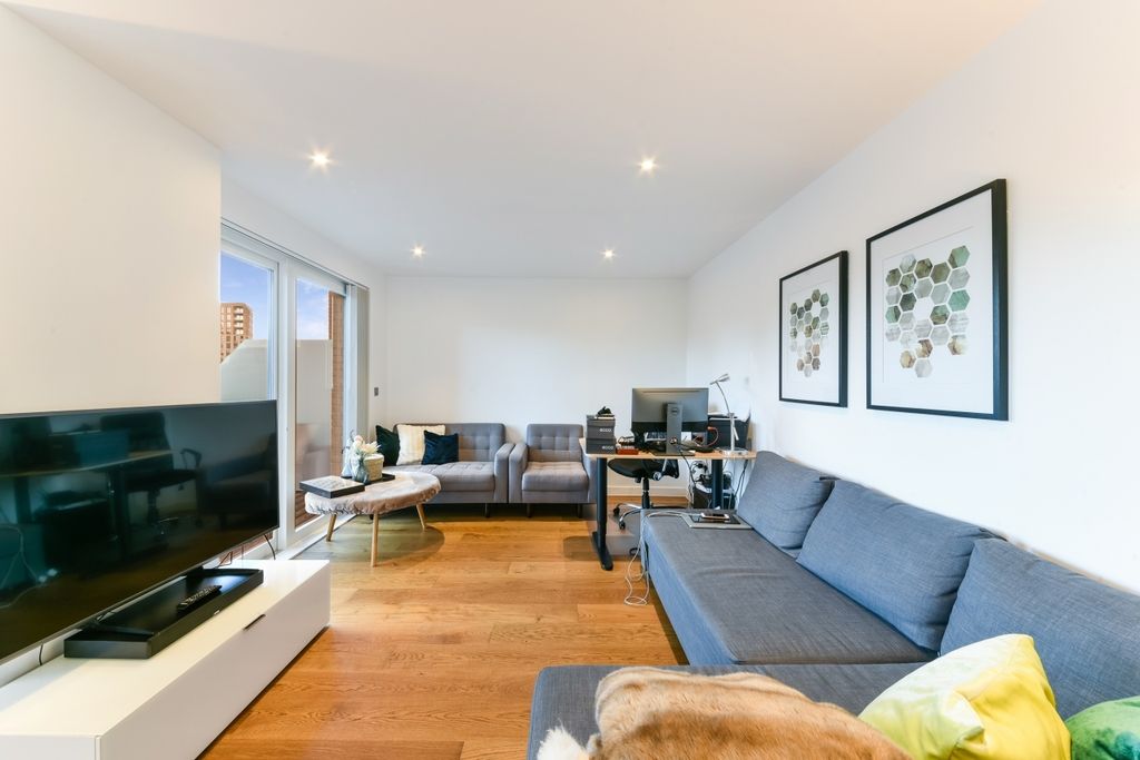 Property photo 1 of 8 Living