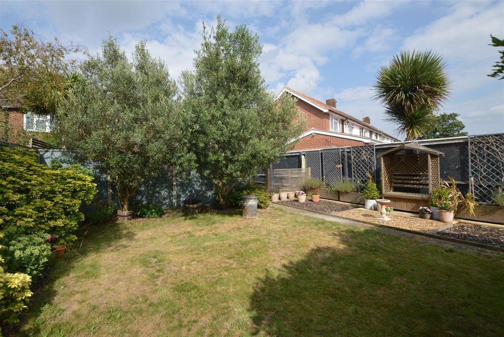 Property photo 2 of 14 37 Collingwood Close Garden Sunny July 25.Jpg