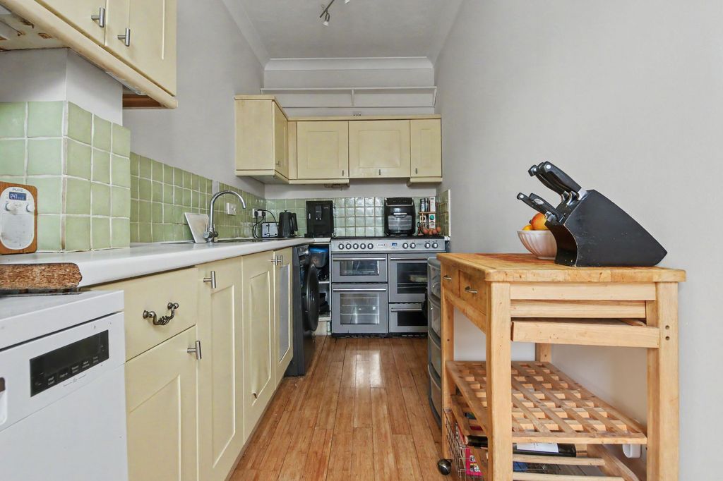 Additional image 6 of 2 bed flat for saleMidanbury Lane, Bitterne Park SO18