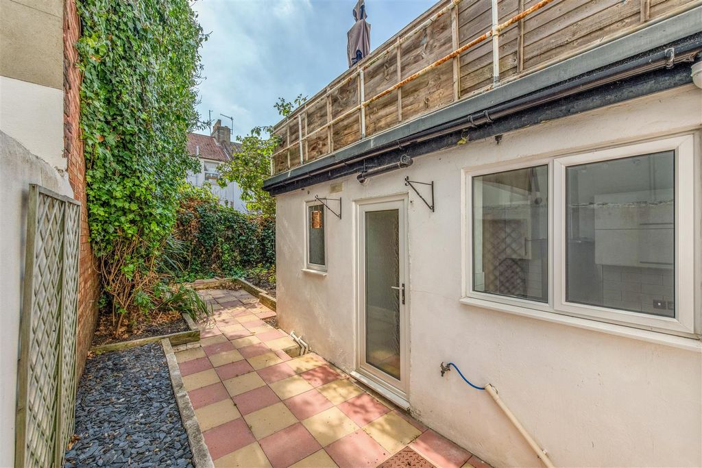 Property photo 3 of 19 6A Clarendon Rd-12.Jpg