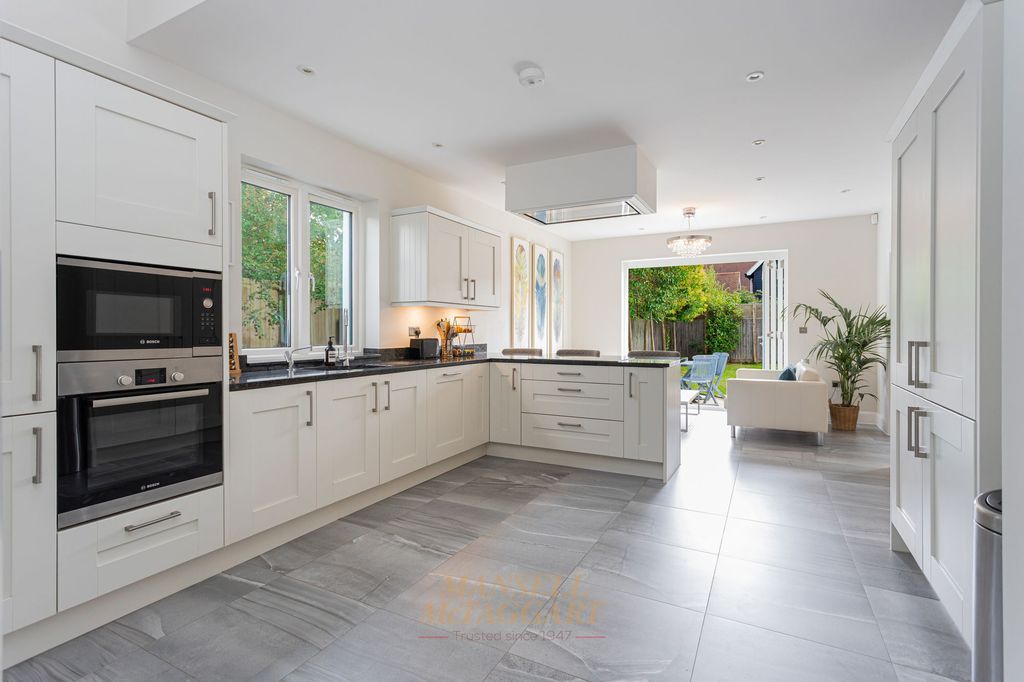 Property photo 2 of 33