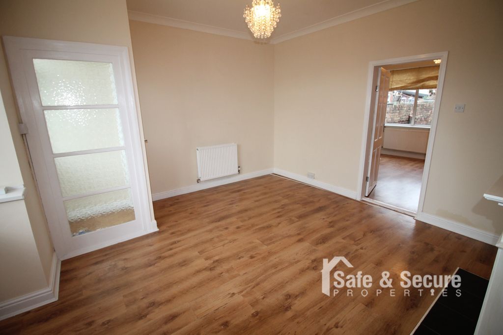 Property photo 3 of 14 Living Room (2)