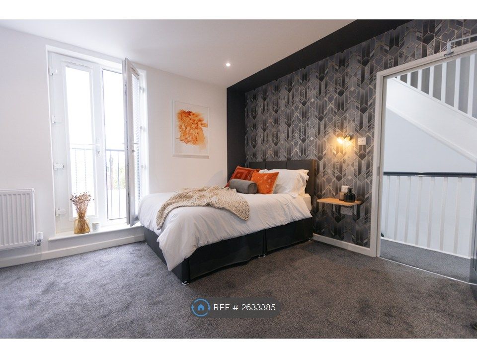 Property photo 3 of 8 Room 6