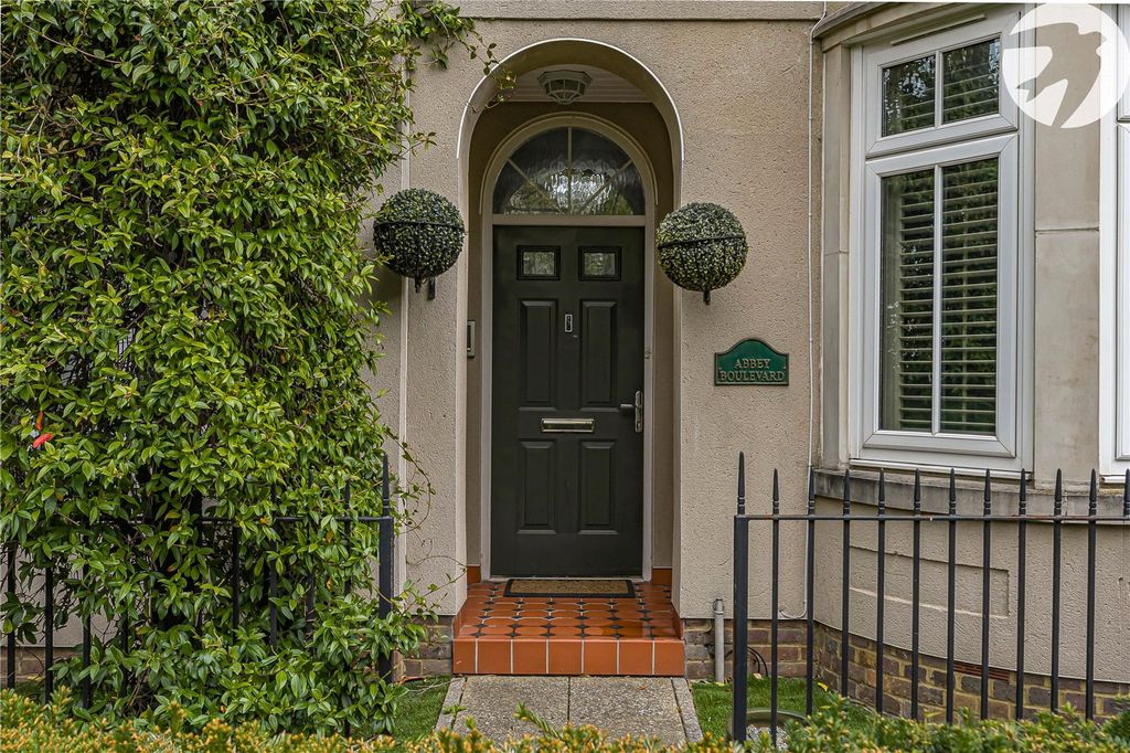 Property photo 2 of 37 Entrance