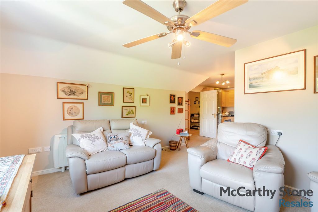 Property photo 3 of 23 8690709-Interior15.Jpg