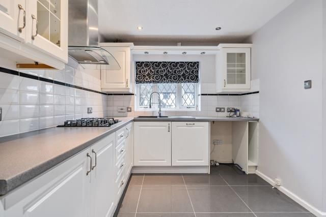 Property photo 3 of 11 Kitchen
