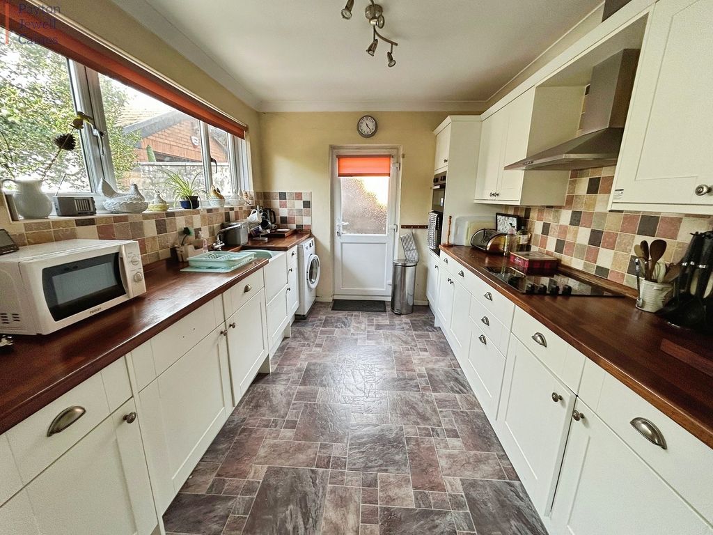 Property photo 3 of 18 Kitchen