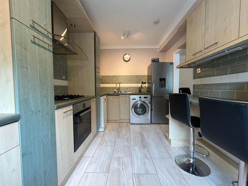 Property photo 2 of 10 Kitchen