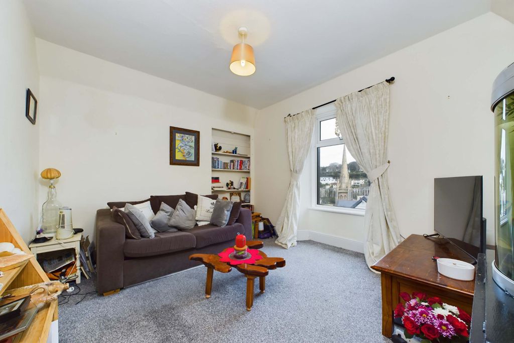 Property photo 3 of 18 Flat 1