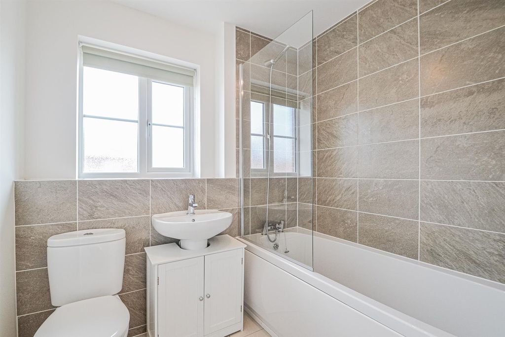 Property photo 3 of 18 Bathroom