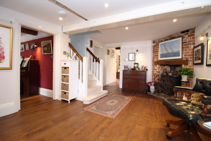 Property photo 2 of 35 Entrance Hall