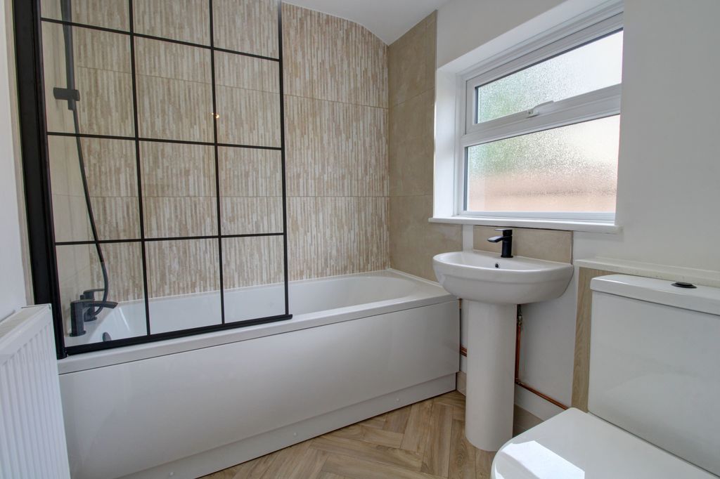Property photo 2 of 12 Bathroom