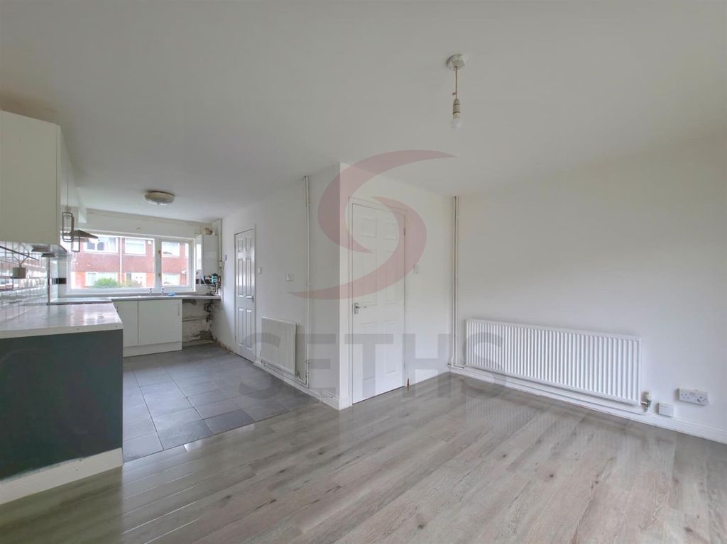 Property photo 2 of 8 Lounge/Kitchen