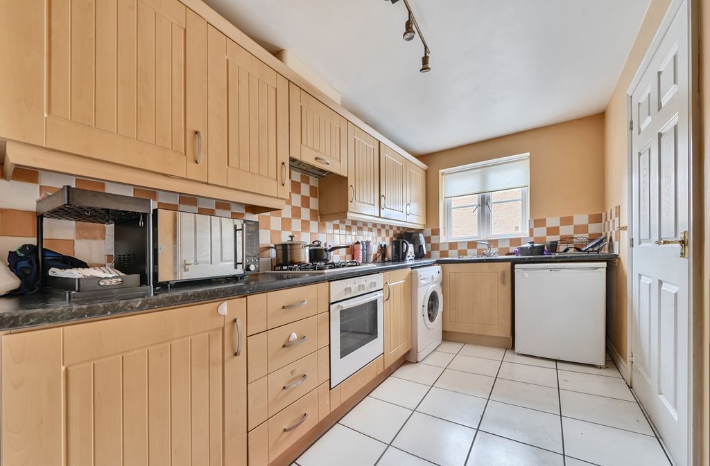 Property photo 3 of 10 Kitchen