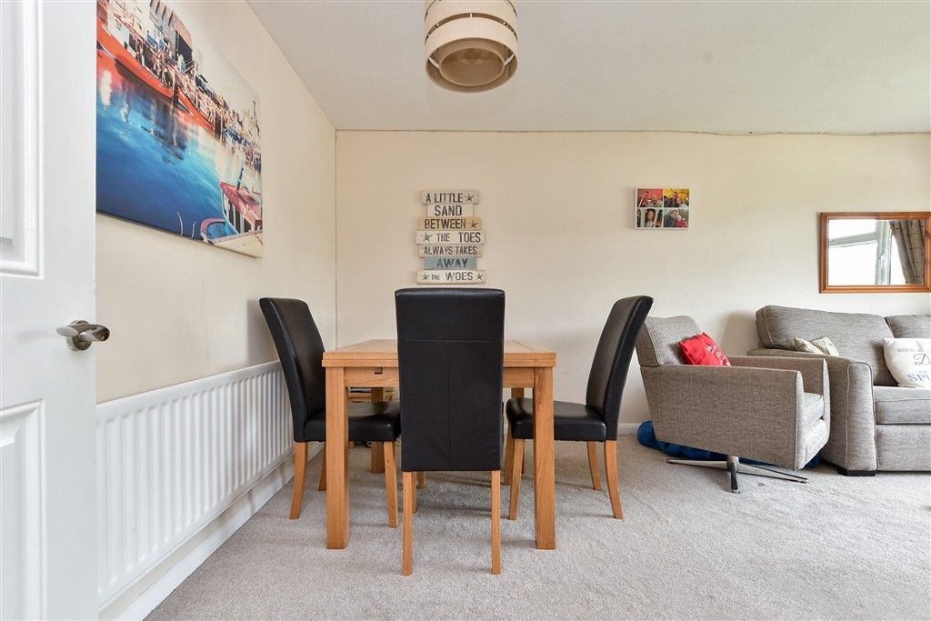 Property photo 3 of 11 Lounge