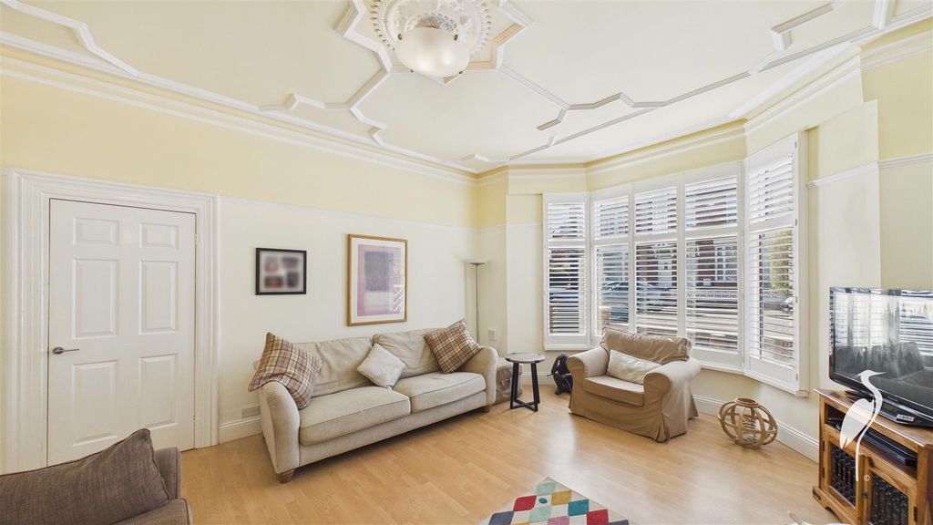 Property photo 3 of 32 Lounge