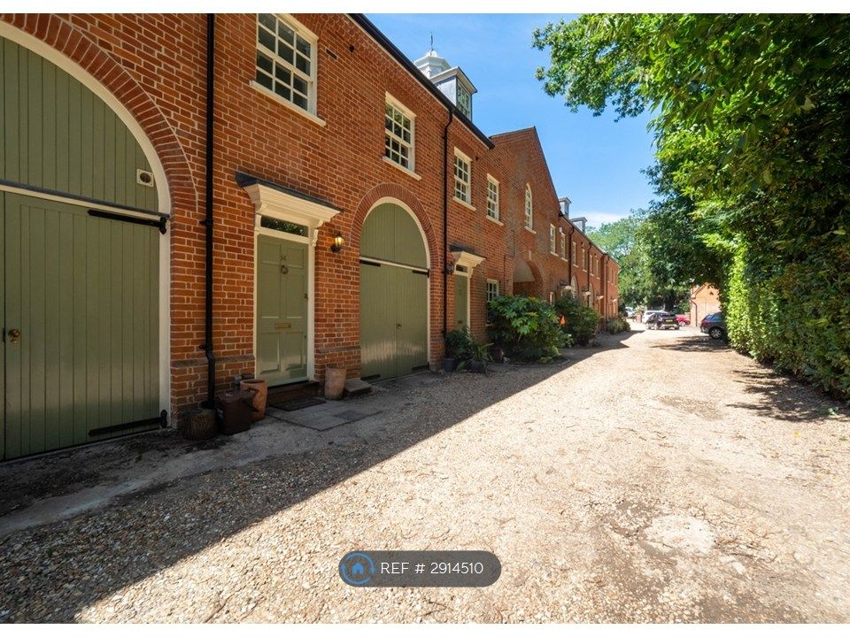 Property photo 2 of 31 Mulberry Close And Private Driveway.