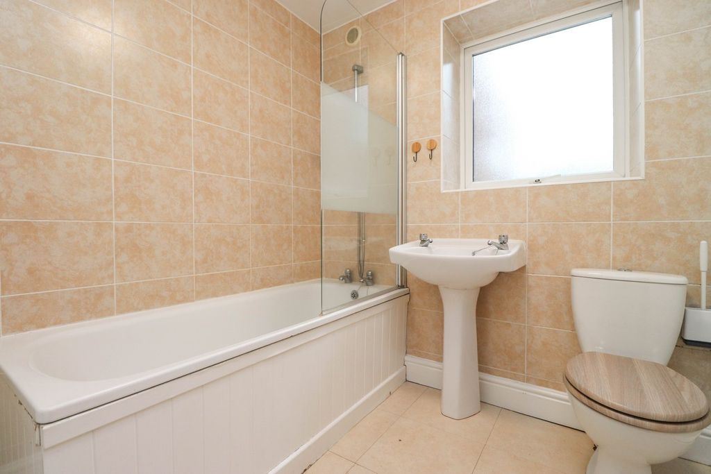 Property photo 3 of 11 Bathroom