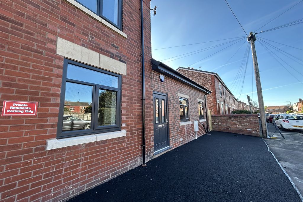 Property photo 1 of 5 (Main)