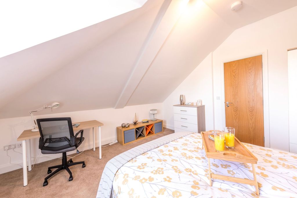 Property photo 2 of 19 Bright, Neatly Staged Double Bedroom In A Converte...