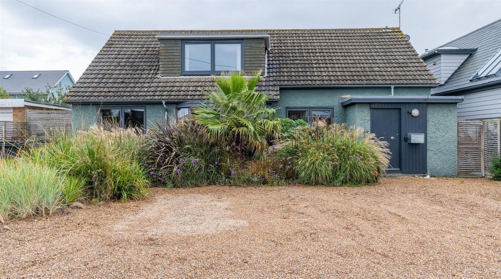Property photo 1 of 21 Hodgson Road, Seasalter, Whitstable
