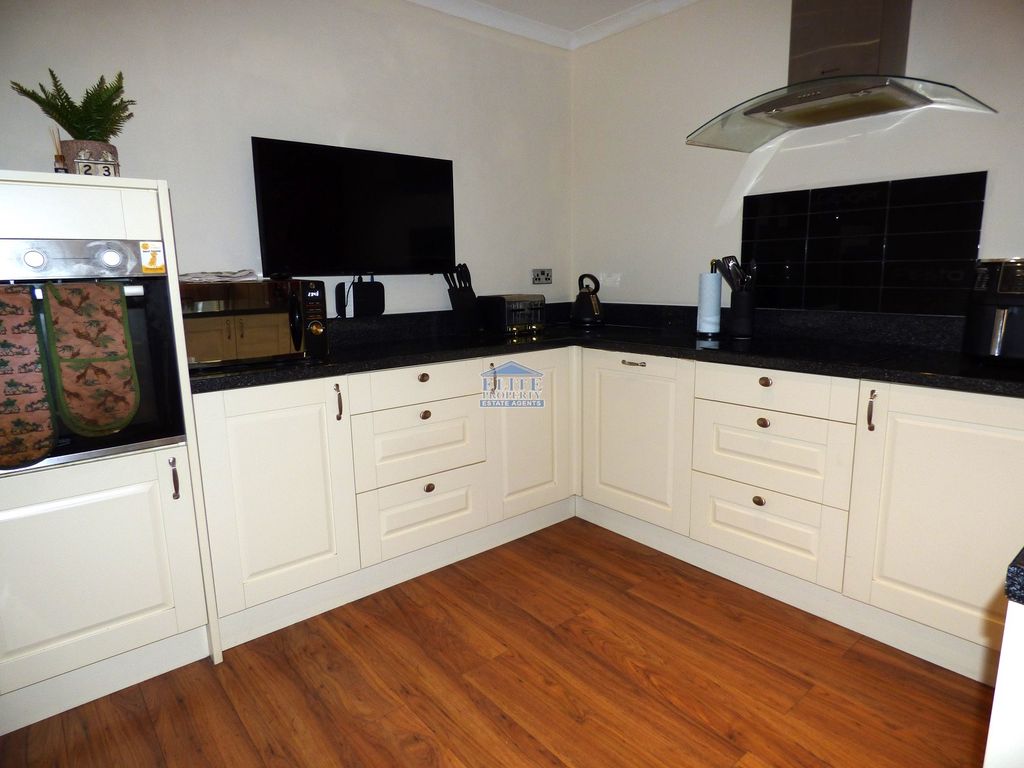 Property photo 2 of 21 Kitchen Area